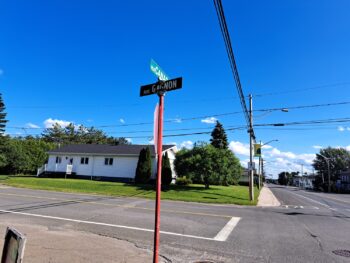 Intersection de la rue Gagnon et la Rue Canada par une belle journée ensoleillée.