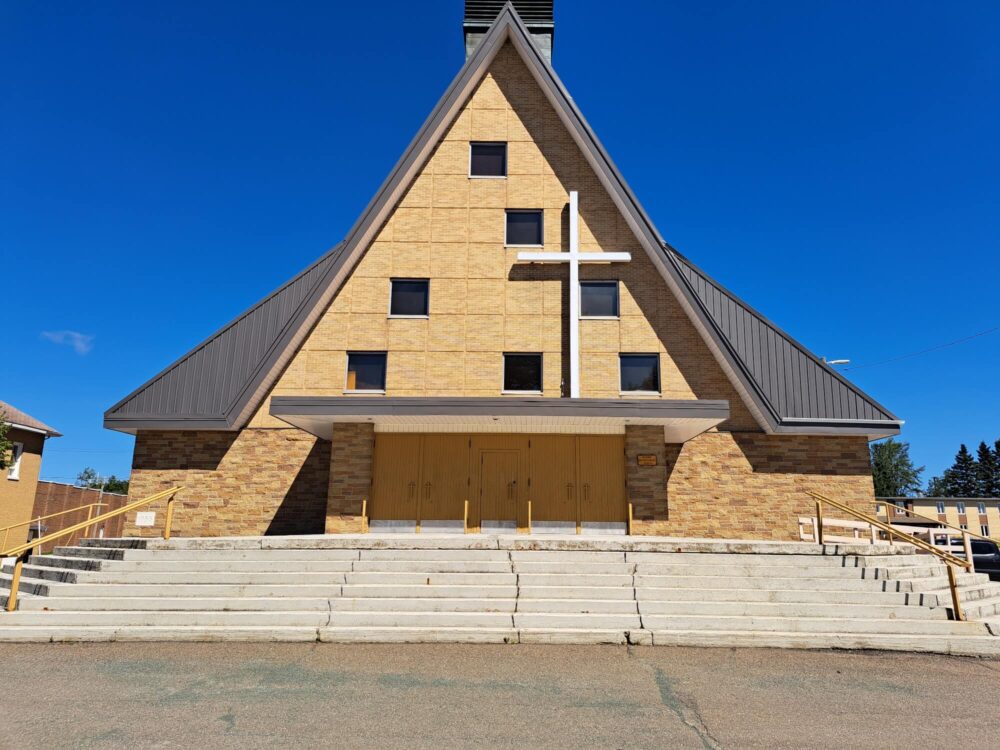 Église de forme triangulaire aux couleurs grise et incolore