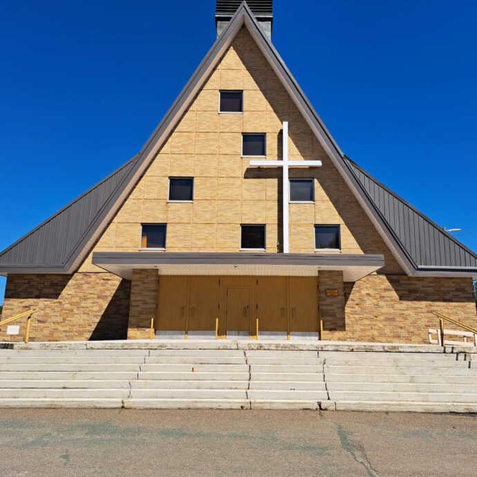 Église de forme triangulaire aux couleurs grise et incolore