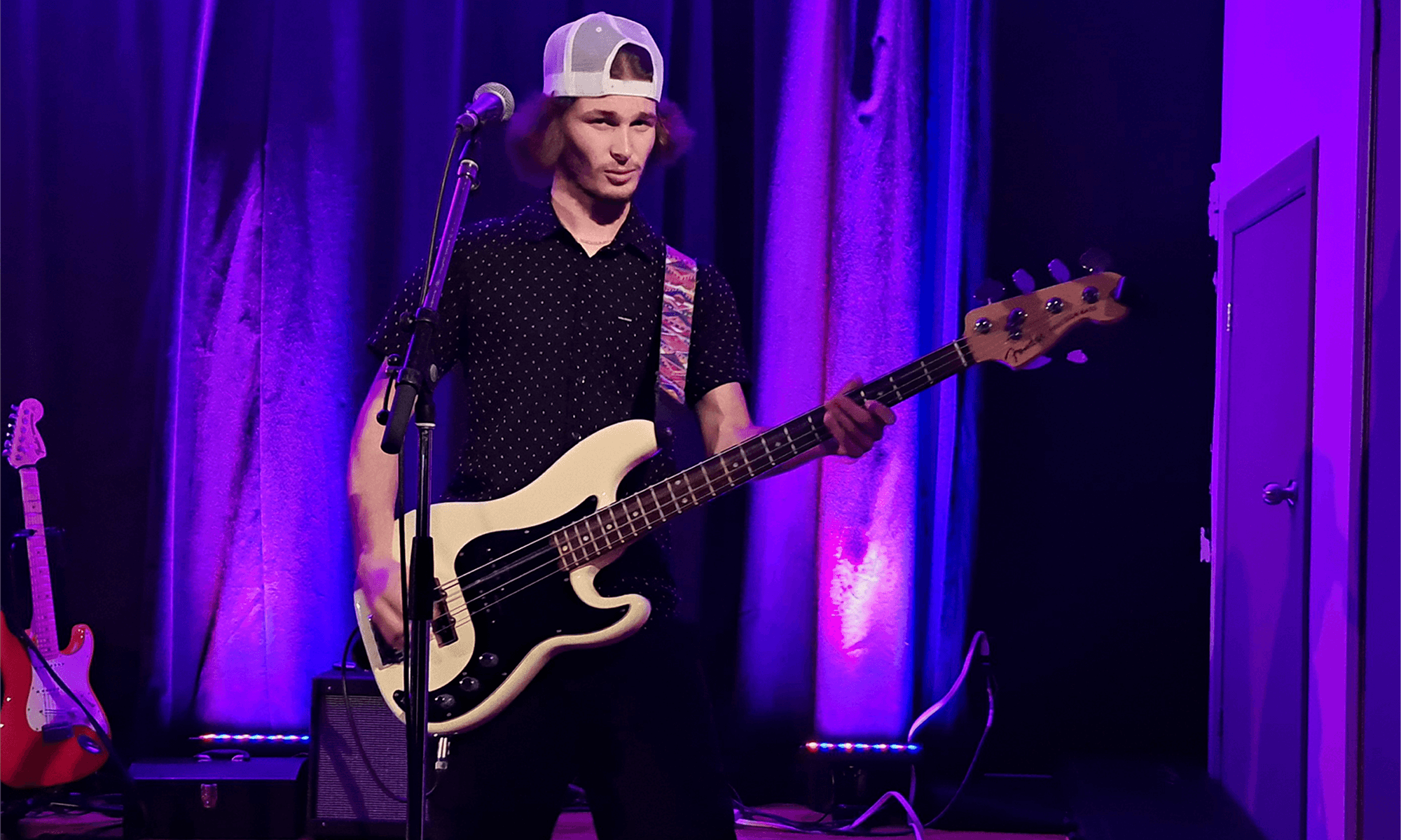 Joueur de bassiste en action durant un concert.