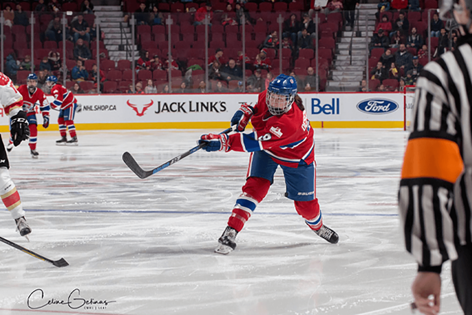 Joueuse de Hockey en action pourtant les couleurs des canadiennes de Montréal lors d'un match au Centre Bell