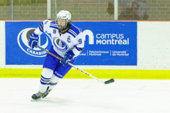 Joueuse de hockey en action portant les couleurs des Carabins de l'Université de Montréal