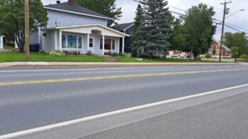 Garderie de l'autre côté d'une rue.