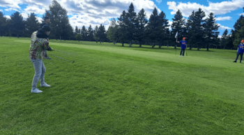 Olivier Bergeron exécute un coup de golf lors d'une journée ensoleillée.