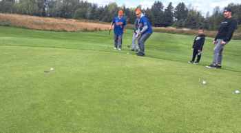 Des joueurs de golf stupéfaits devant un coup presque réussi.