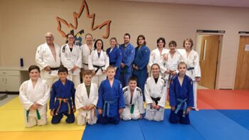 Photo de Judokas pendant un entraînement de judo, dans un dojo.