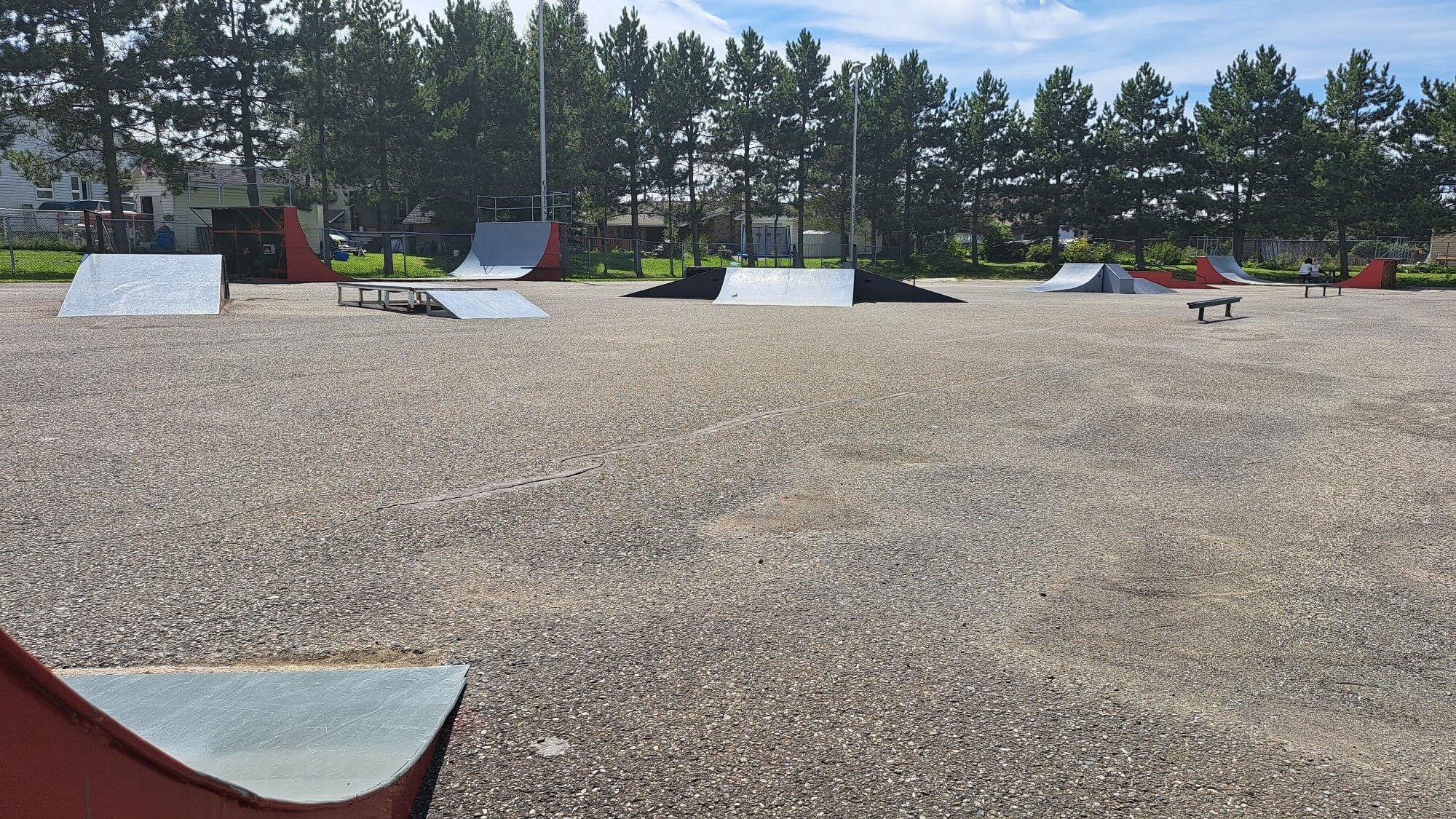 Aire de planche à roulettes sur une surface d'asphalte.