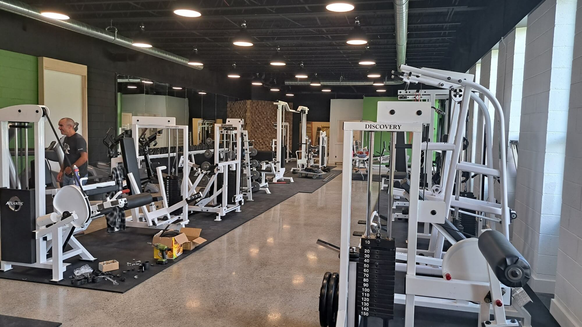 Salle d'entraînement avec plusieurs appareils à exercices.