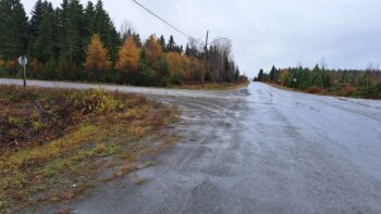 Une intersection de quatre coins dans un rang lors d'une journée pluvieuse.