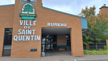 Édifice municipale de Saint-Quentin de couleur orange et écriture blanche.