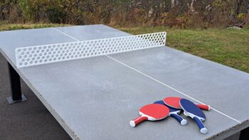 Table de ping pong extérieure construite en béton poli.
