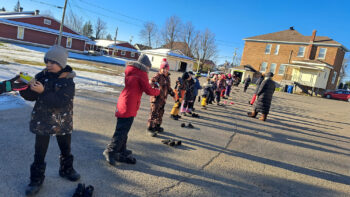 Chaîne humaine d'enfants à l'extérieur d'une journée d'hiver.