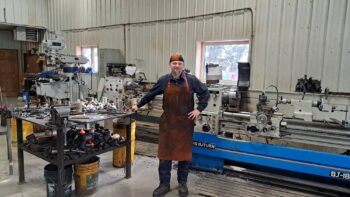 Un mécanicien habillé pour le travail dans son garage.