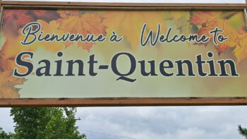 Pancarte extérieur indiquant et souhaitant la bienvenue à Saint-Quentin.