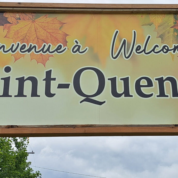 Pancarte extérieur indiquant et souhaitant la bienvenue à Saint-Quentin.