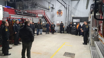 Discours du chef pompier devant une foule.