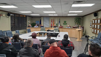 Réunion du conseil municipal de Saint-Quentin vue de l'assemblée.