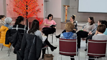 Un groupe de personnes assises qui discutent.