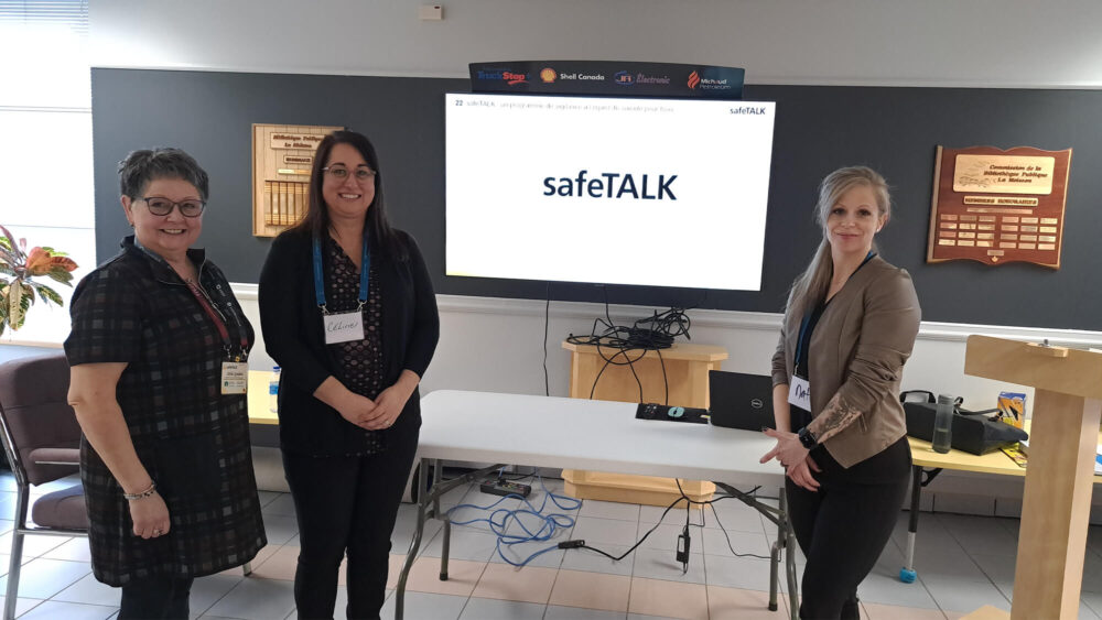 Trois intervenantes dans le domaine de la santé mentale donne la formation safeTALK.