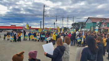 Rassemblement extérieure pour une manifestation lors d'une journée de printemps grise et nuageuse.