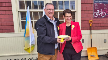 Gilles Lepage et Nathalie Brideau tenant une tarde au citron à l'extérieur.