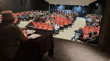 Une foule rassemblée pour une séance d'informations.