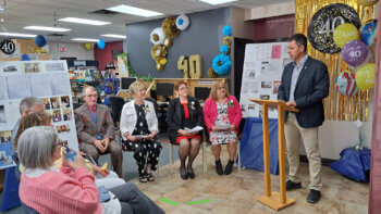 Le maire de Kedgwick, M. Éric Gagnon, durant son discours lors du 40e anniversaire de la Bibliothèque publique de Kedgwick.