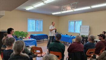 M. Georges Phillips durant sa conférence à la Boussole communautaire du Restigouche-Ouest.