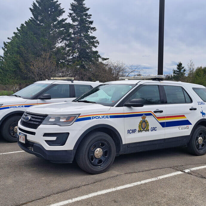 Deux auto-patrouilles de la GRC stationnées côte à côte lors d'une journée nuageuse.