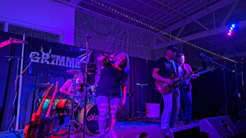 Le groupe Grimmer, durant leur performance du samedi à l'aréna de Kedgwick.