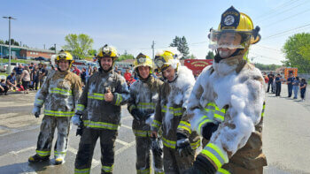 Une fois la troisième épreuve complétées Des pompiers sont mouillés et plein de mousses sur leur uniforme.