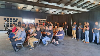 Une audience comprenant une soixantaine de personnes lors d'une conférence de presse au Palais Centre-Ville de Saint-Quentin.