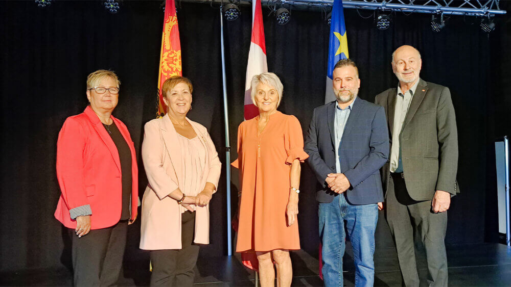 Photo officielle lors d’une conférence de presse. De gauche à droite Louise Poitras, directrice générale de l’association acéricole de Nouveau-Brunswick, Margaret Johnson, ministre de l'Agriculture, de l'Aquaculture et des Pêches, Nicole Somers, maire de Saint-Quentin, Frédérick Dion, Président de l’association acéricole de Nouveau-Brunswick ainsi que Réjean Savoie, député de Baie-de-Miramichi—Neguac.