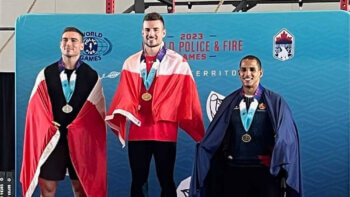 Trois athlètes de crossfit sur un podium à la suite d'une compétition.