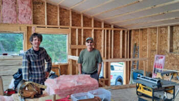 Olivier Rondot et Maurice Thibault, responsable de la construction du Pavillon Jean-Paul Savoie.