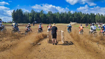 Départ des coureurs leurs d'une course de motocross pendant une journée ensoleillée.