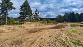 Un motocycliste en plein saut lors d'une compétition de motocross.