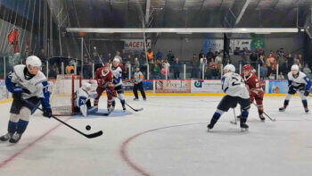 Partie de hockey opposant le Titan d'Acadie Bathurst au Sea Dogs de Saint-Jean. Les joueurs sont en action.