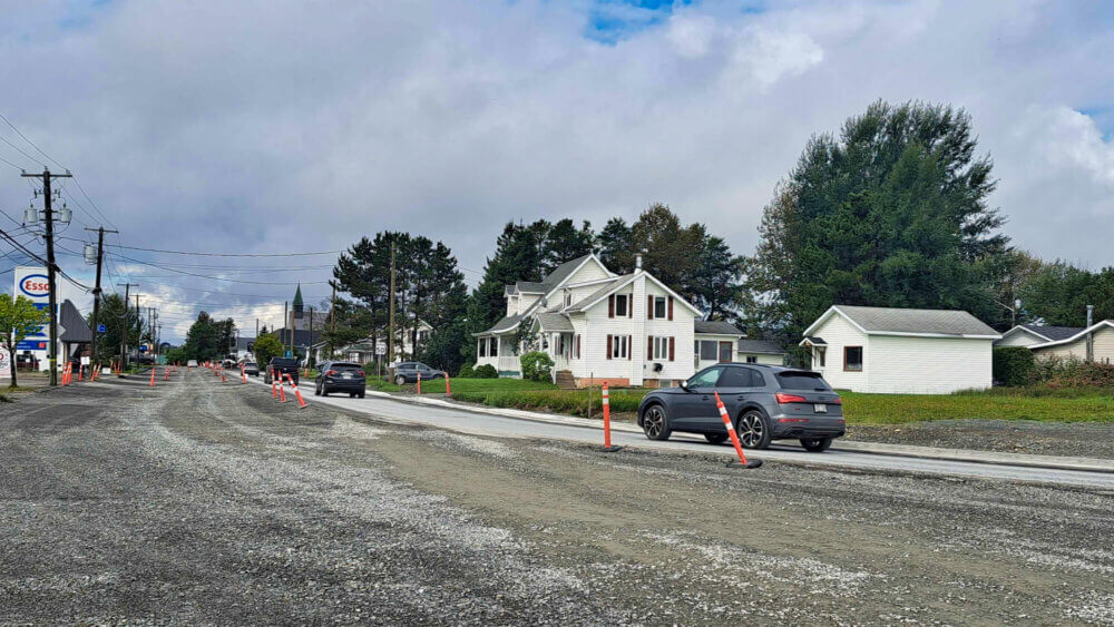 Trafic routier sur un chantier de construction routière lors d'une journée nuageuse.