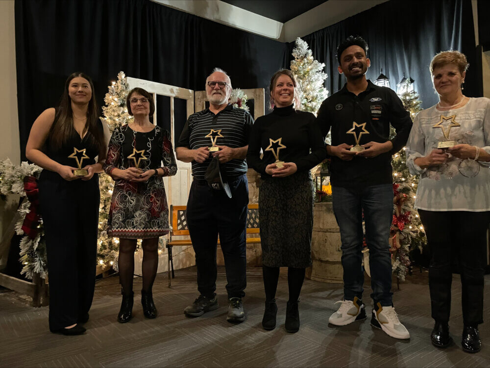 Six personnes tiennent chacun leur prix dans ses mains, lors d'un gala de reconnaissance des bénévoles au Palais Centre-Ville de Saint-Quentin