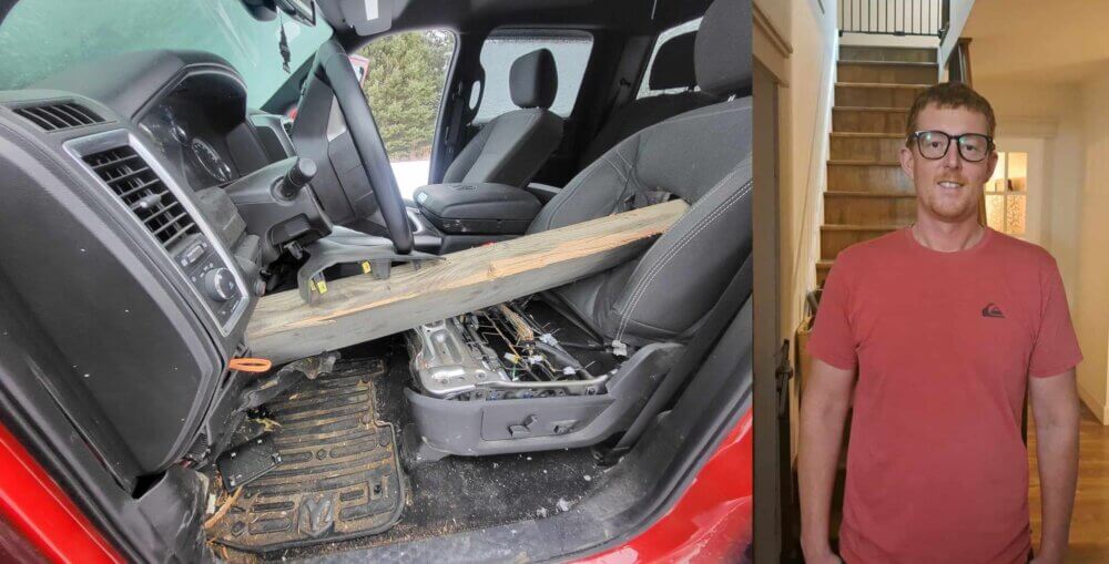 À gauche, une poutre de bois imposante travers l'intérieur d'une camionnette, du moteur au siège du conducteur. À droite, le survivant, un homme au chandail rose et au cheveux roux.