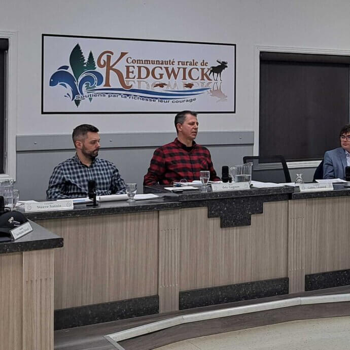 Les membres du Conseil municipal de Kedgwick pendant une réunion publique mensuelle.