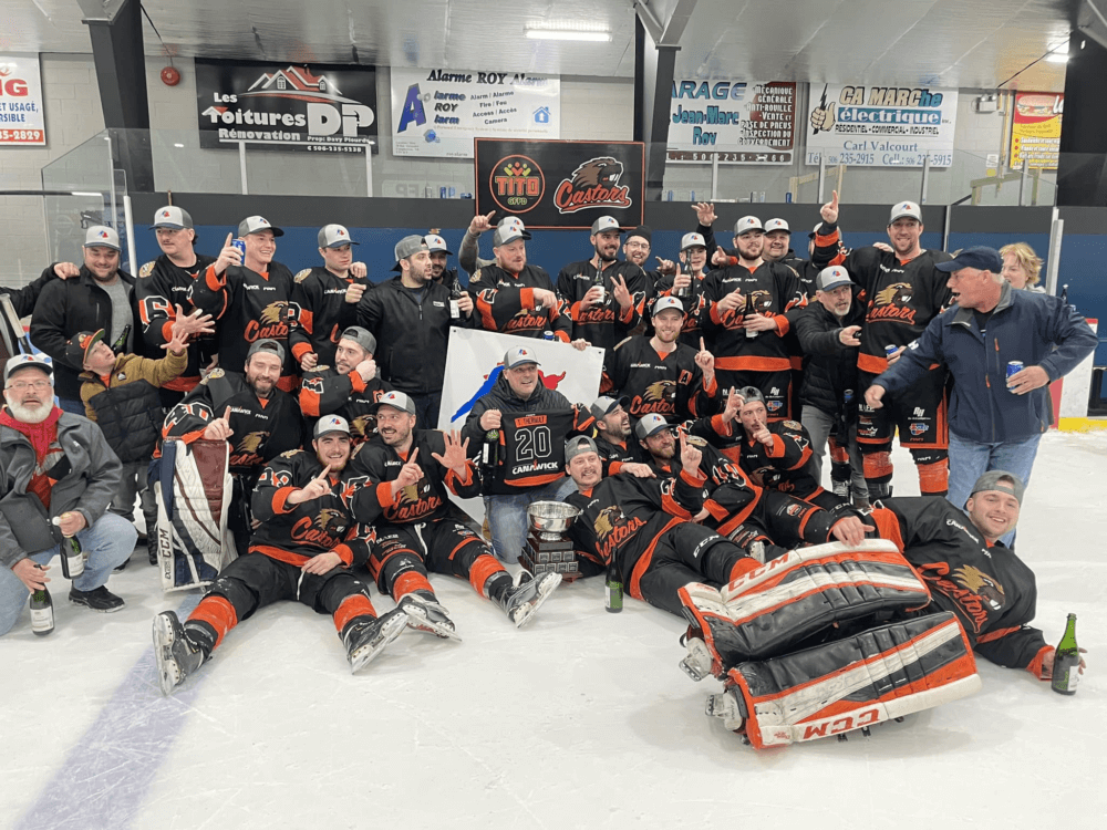L'équipe de hockey des Castors de Saint-Quentin, photo officielle après leur victoire d'un championnat. L'uniforme est de couleur noir prédominant avec des bordures orange.