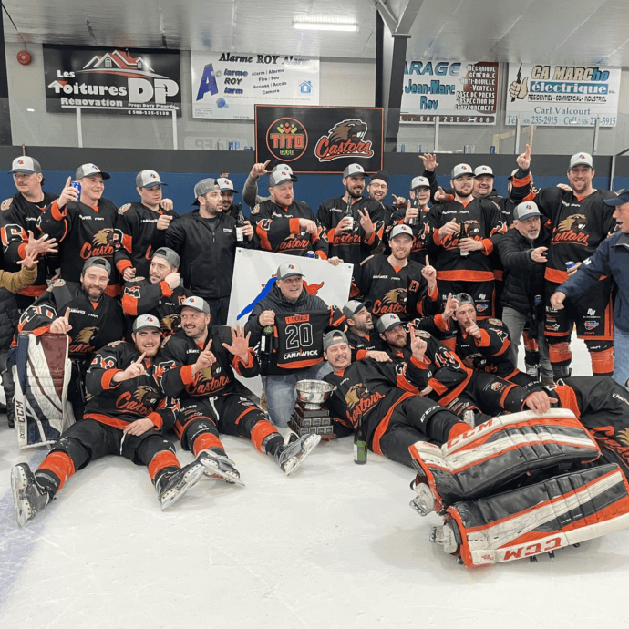 L'équipe de hockey des Castors de Saint-Quentin, photo officielle après leur victoire d'un championnat. L'uniforme est de couleur noir prédominant avec des bordures orange.