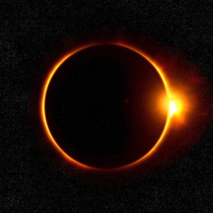 Photo d'une éclipse solaire totale. On aperçoit la lumière de soleil sur tout le contour de la lune complètement noire.